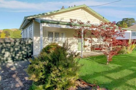 Photo of property in 10 Paraekaretu Street, Hunterville, 4730