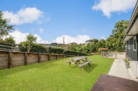 Photo of property in 14 Gavinike Place, Waimauku, 0812