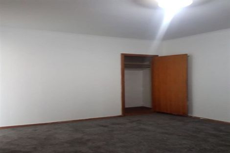 Photo of property in 11 Springside Place, New Lynn, Auckland, 0600