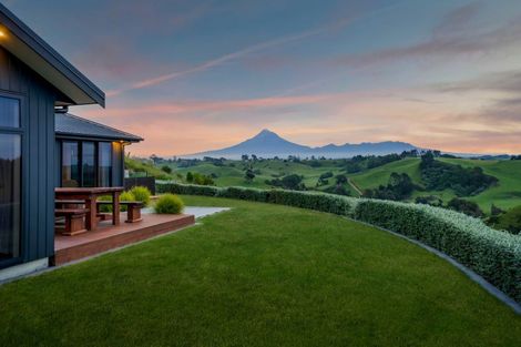 Photo of property in 956 Richmond Road, Lepperton, New Plymouth, 4373