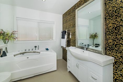 Photo of property in 32 Becroft Drive, Forrest Hill, Auckland, 0620