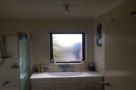 Photo of property in 13a Etherton Drive, Weymouth, Auckland, 2103