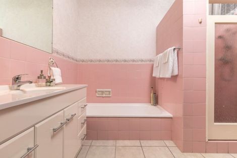 Photo of property in 116a Vauxhall Road, Narrow Neck, Auckland, 0624