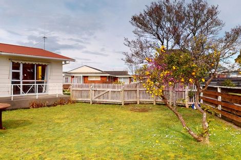 Photo of property in 6 Walker Crescent, Bulls, 4818