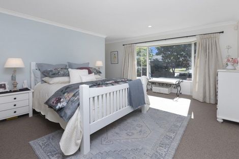 Photo of property in 10 Willowview Drive, Redwood, Christchurch, 8051