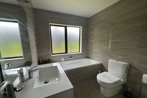 Photo of property in 8a Blythe Place, Glendene, Auckland, 0602