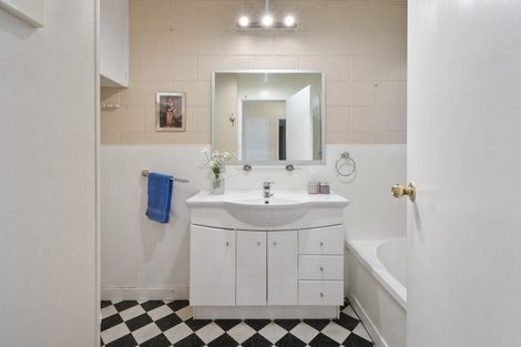 Photo of property in 14 Westmere Place, Takaro, Palmerston North, 4412