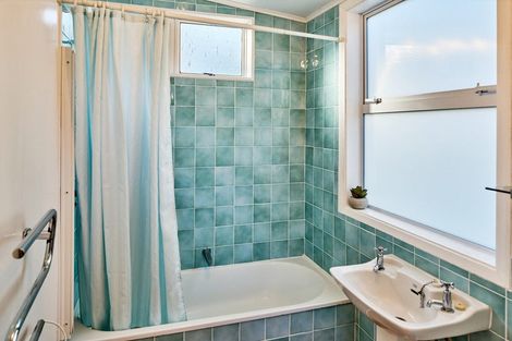 Photo of property in 128 Mana Esplanade, Paremata, Porirua, 5026