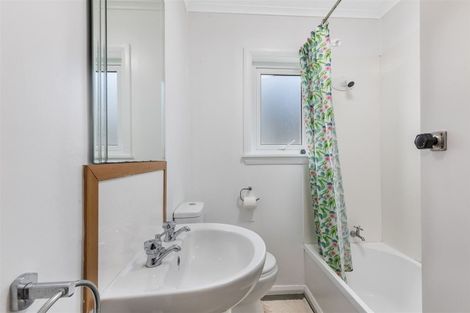 Photo of property in 66 Airlie Road, Plimmerton, Porirua, 5026