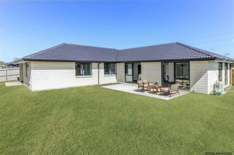 Photo of property in 16 Dumas Place, Rosehill, Papakura, 2113