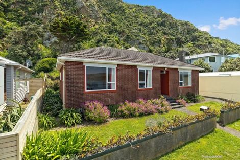 Photo of property in 63 Breaker Bay Road, Breaker Bay, Wellington, 6022