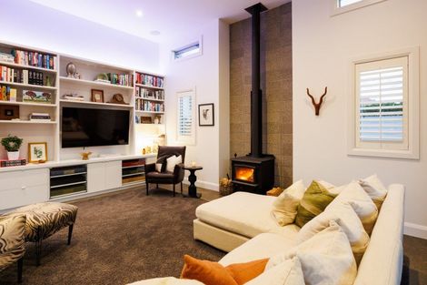 Photo of property in 5 Fairway Grove, Hokowhitu, Palmerston North, 4410