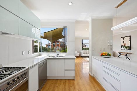 Photo of property in 111 Lake Panorama Drive, Henderson Valley, Auckland, 0612