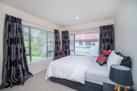 Photo of property in 143 Summerhill Drive, Fitzherbert, Palmerston North, 4410