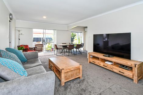 Photo of property in 6 Oakland Avenue, Papatoetoe, Auckland, 2025