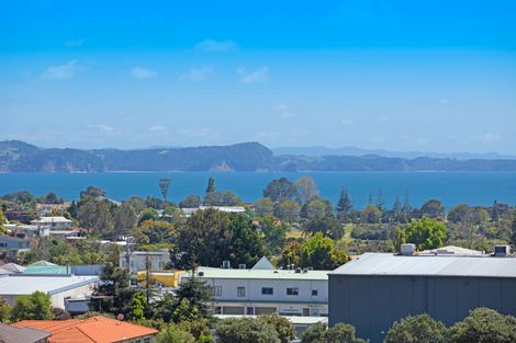 Photo of property in 3/39 Wade River Road, Stanmore Bay, Whangaparaoa, 0932