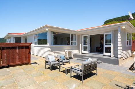 Photo of property in 82 Larsen Crescent, Tawa, Wellington, 5028