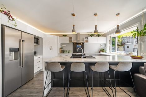 Photo of property in 32 King Charles Drive, Kingsley Heights, Upper Hutt, 5018