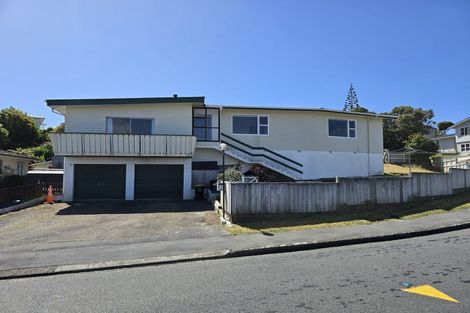 Photo of property in 25 Bellringer Crescent, Newlands, Wellington, 6037