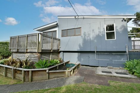 Photo of property in 1 Surf Road, Stanmore Bay, Whangaparaoa, 0932