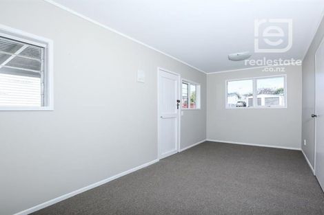 Photo of property in 90 Divich Avenue, Te Atatu South, Auckland, 0602