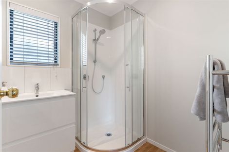 Photo of property in 1/70 Totaravale Drive, Totara Vale, Auckland, 0629