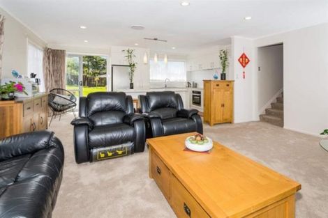 Photo of property in 34 Easton Park Parade, Glenfield, Auckland, 0629