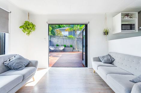 Photo of property in 10 Amery Place, West Harbour, Auckland, 0618