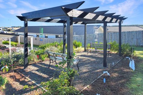 Photo of property in 17 Oxnam Place, Foxton Beach, Foxton, 4815