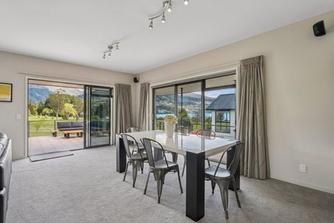 Photo of property in 12 Grove Lane, Kelvin Heights, Queenstown, 9300