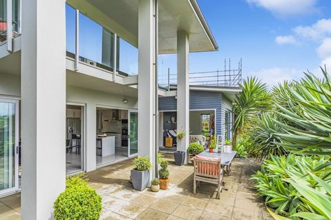 Photo of property in 18 Olliver Grove, Waikanae Beach, Waikanae, 5036