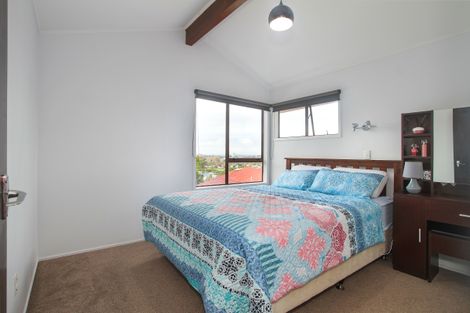 Photo of property in 1/6 Sovereign Place, Glenfield, Auckland, 0629