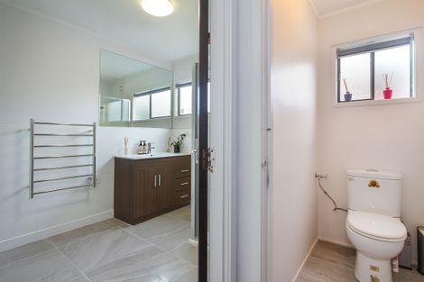 Photo of property in 1/6 Sovereign Place, Glenfield, Auckland, 0629