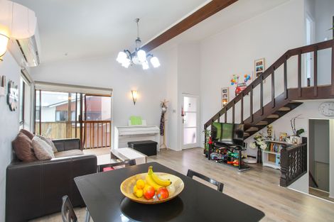 Photo of property in 1/6 Sovereign Place, Glenfield, Auckland, 0629