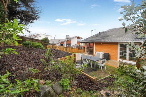 Photo of property in 1/6 Sovereign Place, Glenfield, Auckland, 0629