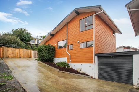 Photo of property in 1/6 Sovereign Place, Glenfield, Auckland, 0629