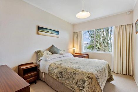 Photo of property in 15 Easton Park Parade, Glenfield, Auckland, 0629
