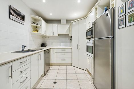 Photo of property in 1e/175 Hurstmere Road, Takapuna, Auckland, 0622