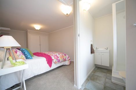 Photo of property in 28 Minnehaha Avenue, Titirangi, Auckland, 0604