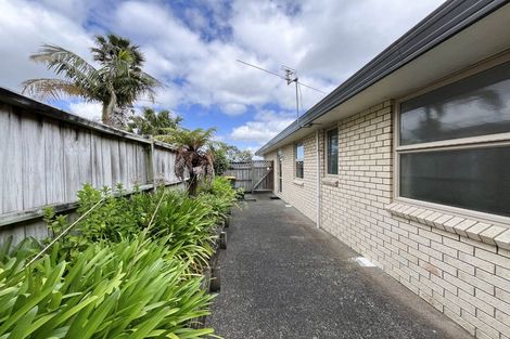 Photo of property in 2/15 Stoneleigh Court, Sunnynook, Auckland, 0632