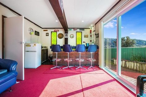 Photo of property in 2 Spicer Place, Tawa, Wellington, 5028