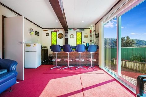Photo of property in 2 Spicer Place, Tawa, Wellington, 5028