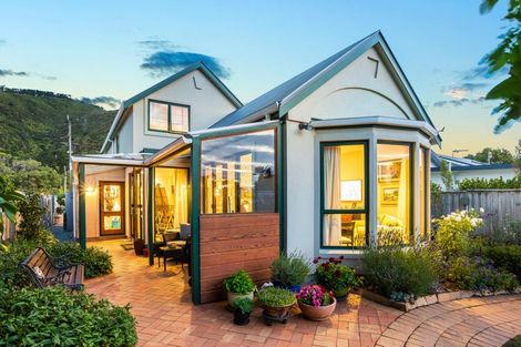 Photo of property in 34 Oroua Street, Eastbourne, Lower Hutt, 5013