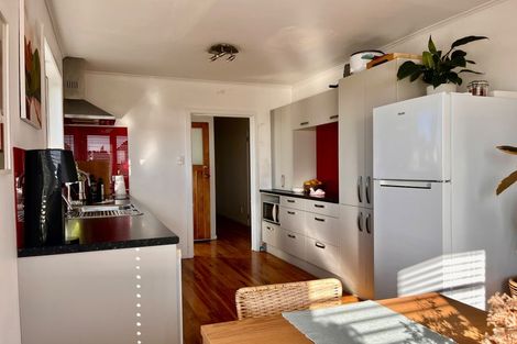 Photo of property in 28 Roland Hill, Glen Eden, Auckland, 0602