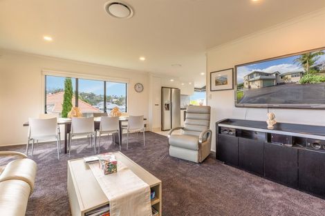 Photo of property in 6 Hogarth Rise, West Harbour, Auckland, 0618