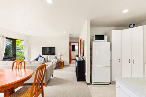 Photo of property in 102 Beach Road, Te Atatu Peninsula, Auckland, 0610