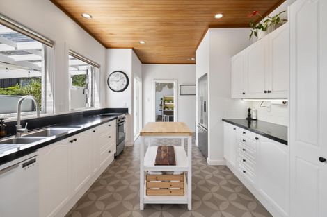 Photo of property in 17 Phoenix Avenue, Hokowhitu, Palmerston North, 4410