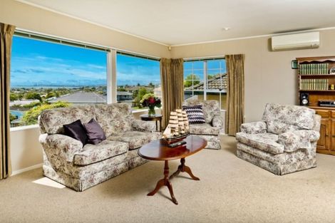 Photo of property in 17b Bernleigh Terrace, West Harbour, Auckland, 0618