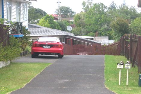 Photo of property in 1/22 Neal Avenue, Glenfield, Auckland, 0629