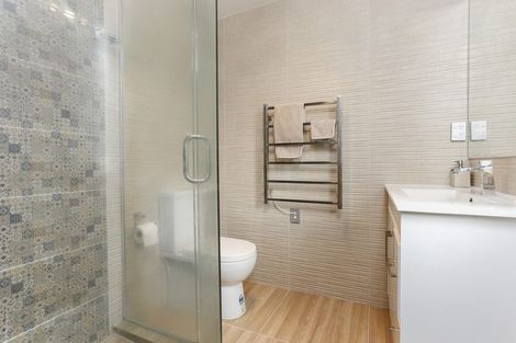 Photo of property in 4225d Great North Road, Glendene, Auckland, 0602